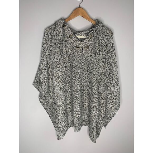 NEW Francesca’s Alya hoodie poncho  - Picture 2 of 7
